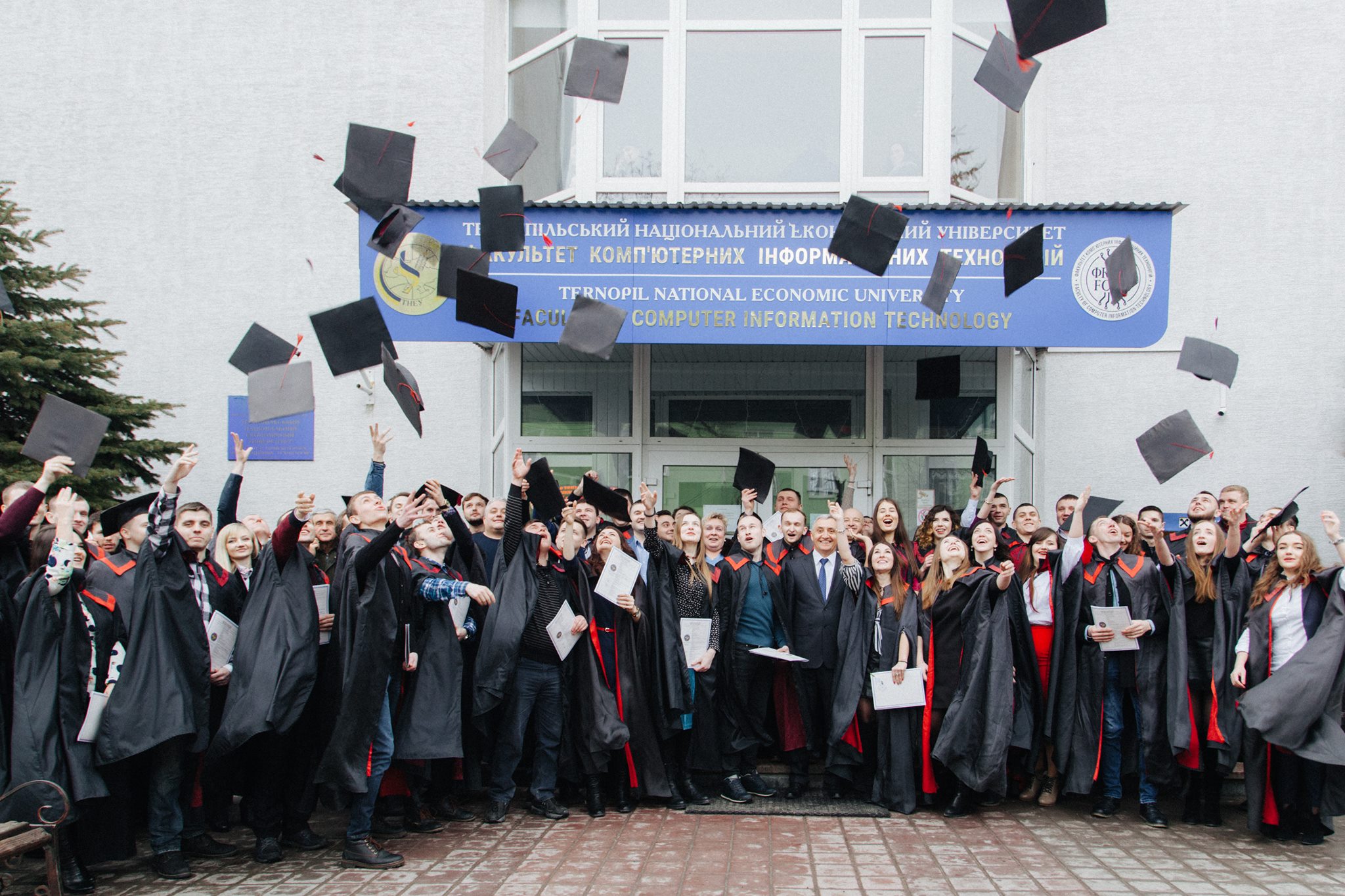 Привітання з успішним захистом магістерських робіт та врученням дипломів